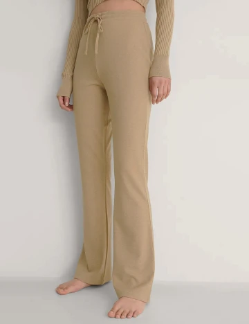 Pantaloni NA-KD, crem