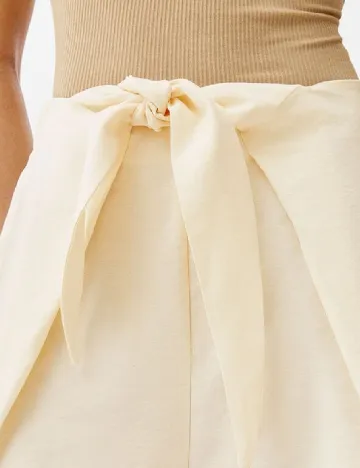 Pantaloni scurti Bershka, crem