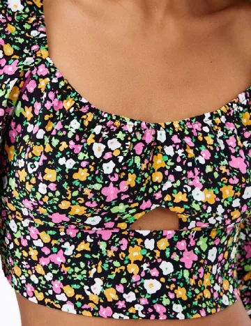Top Bershka, negru floral