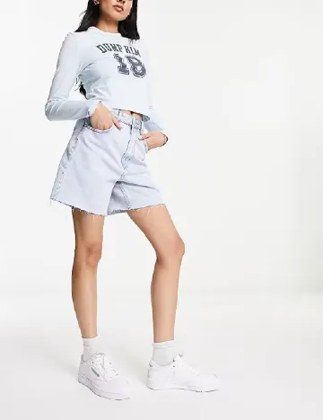 Pantaloni scurti Stradivarius, albastru deschis Albastru