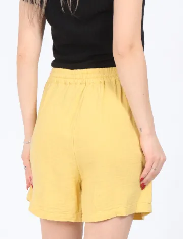 Pantaloni scurti Only, galben Galben