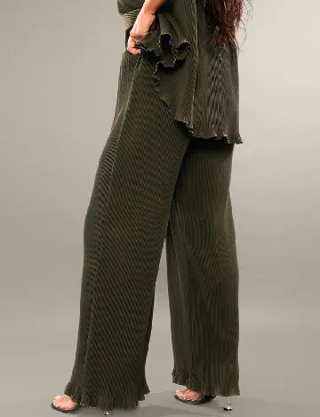 Pantaloni PRETTYLITTLETHING, verde