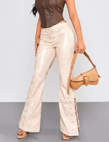 Pantaloni PRETTYLITTLETHING, crem