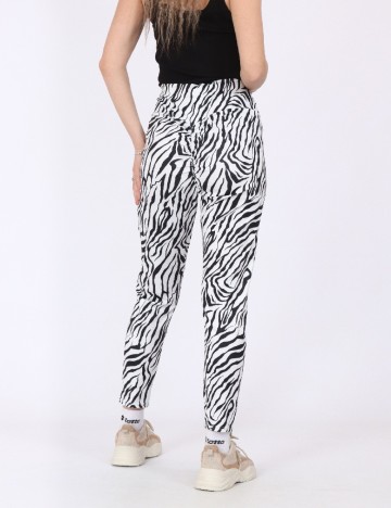 Pantaloni SHEIN, alb/negru