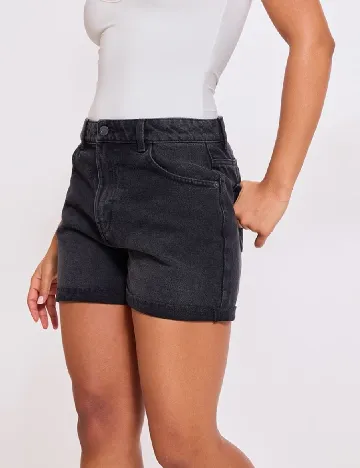 Pantaloni scurti PRETTYLITTLETHING, negru