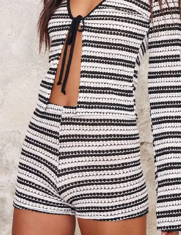 Pantaloni scurti PRETTYLITTLETHING, alb/negru