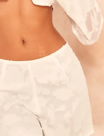Pantaloni scurti PRETTYLITTLETHING, alb Alb