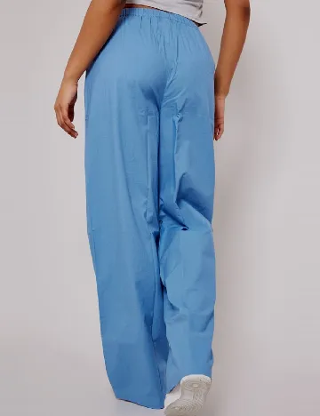 Pantaloni PRETTYLITTLETHING, albastru Albastru