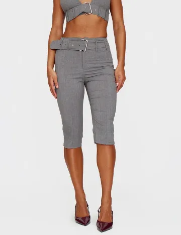 Pantaloni trei sferturi PRETTYLITTLETHING, gri