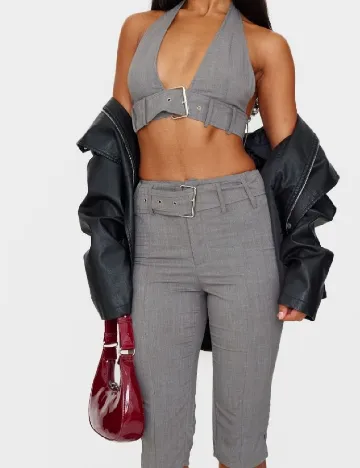 Pantaloni trei sferturi PRETTYLITTLETHING, gri