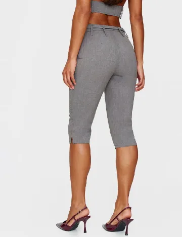 Pantaloni trei sferturi PRETTYLITTLETHING, gri
