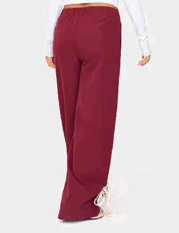 Pantaloni PRETTYLITTLETHING, grena