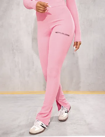 Pantaloni PRETTYLITTLETHING, roz Roz