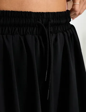 Pantaloni scurti Stradivarius, negru Negru