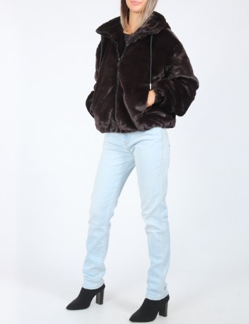 Jacheta Stradivarius, maro inchis