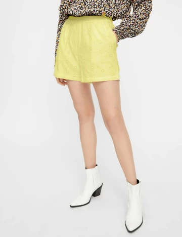Pantaloni scurti Pieces, galben